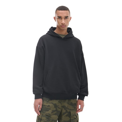 Cropp - Czarna bluza z kapturem - czarny ze sklepu Cropp w kategorii Bluzy męskie - zdjęcie 174288715