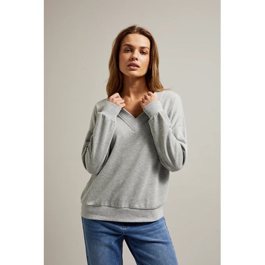 Gładka bluza z dekoltem w serek szara ze sklepu Moodo.pl w kategorii Bluzy damskie - zdjęcie 174341315