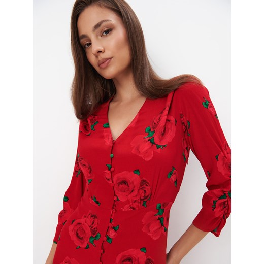 Czerwona sukienka Mohito z dekoltem w serek kopertowa midi 