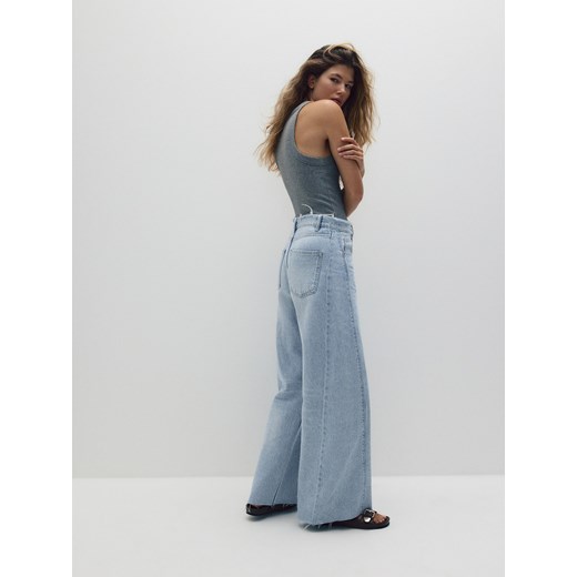 Jeansy damskie Reserved w miejskim stylu 