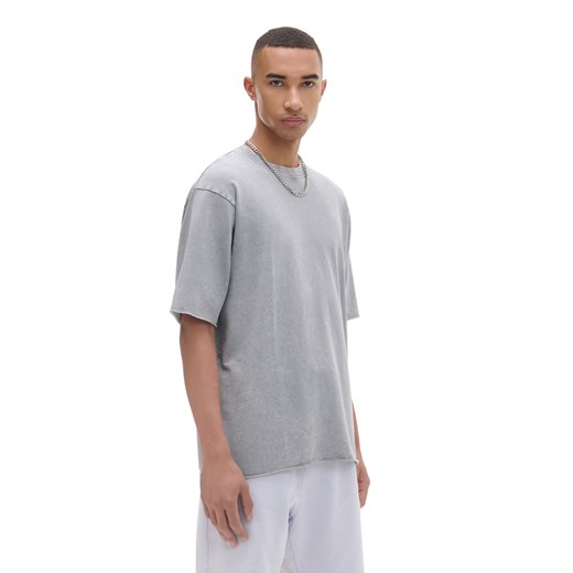 Cropp - Jasnoszara koszulka z surowym wykończeniem - jasny szary ze sklepu Cropp w kategorii T-shirty męskie - zdjęcie 174640856