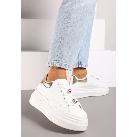Biało-Złote Sneakersy na Grubej Podeszwie Ozdobione Metalicznymi Aplikacjami Nevelina ze sklepu born2be.pl w kategorii Buty sportowe damskie - zdjęcie 174645269