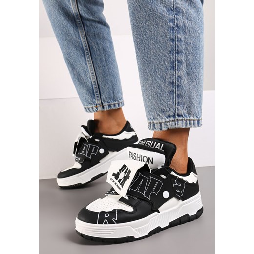 Czarno-Białe Płaskie Sznurowane Sneakersy z Napisami Friefra ze sklepu born2be.pl w kategorii Buty sportowe damskie - zdjęcie 174668847
