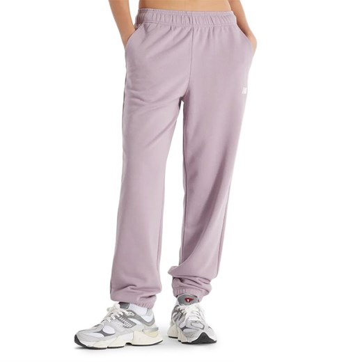 Spodnie New Balance WP41500ICW - różowe ze sklepu streetstyle24.pl w kategorii Spodnie damskie - zdjęcie 174671909