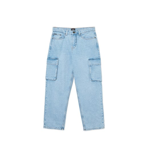 Cropp - Jasne baggy z kieszeniami cargo - niebieski ze sklepu Cropp w kategorii Jeansy męskie - zdjęcie 174677695