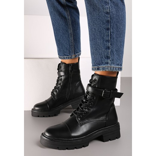 Czarne Botki w Stylu Workerów na Grubej Podeszwie Ozdobione Paskiem z Klamrą Nantinas - id: 341456 - marki born2be - 174685785 Czarne Botki w Stylu Workerów na Grubej Podeszwie Ozdobione Paskiem z Klamrą Nantinas ze sklepu born2be.pl w kategorii Workery damskie - zdjęcie 174685785