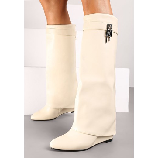 Beżowe Kozaki na Koturnie z Modnie Wywiniętą Cholewką z Klamrą Erisela ze sklepu born2be.pl w kategorii Kozaki damskie - zdjęcie 174686039