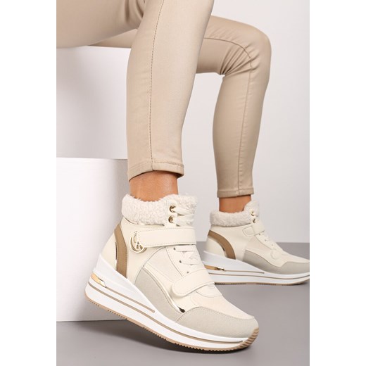 Beżowe Sznurowane Sneakersy na Koturnie ze Sztucznym Futrem i Metalicznymi Aplikacjami Leridras ze sklepu born2be.pl w kategorii Buty sportowe damskie - zdjęcie 174694907