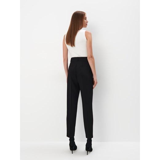 Mohito - Eleganckie spodnie z paskiem - czarny Mohito 34 Mohito