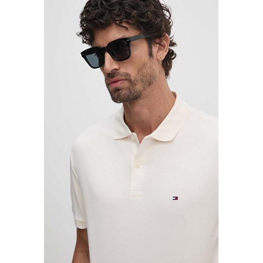 Tommy Hilfiger polo bawełniane kolor beżowy gładki ze sklepu ANSWEAR.com w kategorii T-shirty męskie - zdjęcie 174714058