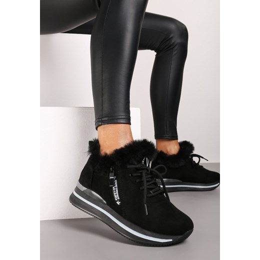 Czarne Płaskie Sneakersy Ozdobione Futerkiem i Napisem Tarvina ze sklepu born2be.pl w kategorii Buty sportowe damskie - zdjęcie 174722397