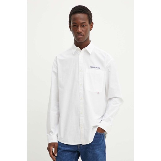 Tommy Jeans koszula bawełniana męska kolor biały relaxed z kołnierzykiem klasycznym DM0DM19525 ze sklepu ANSWEAR.com w kategorii Koszule męskie - zdjęcie 174722925