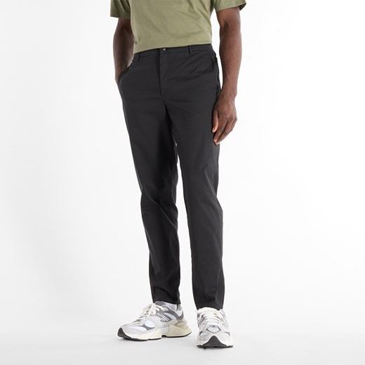 Spodnie męskie New Balance MP43554BK – czarne ze sklepu New Balance Poland w kategorii Spodnie męskie - zdjęcie 174742799