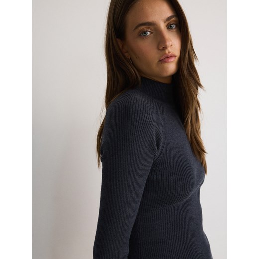 Reserved - Prążkowana sukienka midi z półgolfem - granatowy Reserved XS Reserved