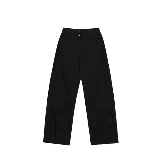 Cropp - Czarne spodnie z kieszeniami cargo - czarny ze sklepu Cropp w kategorii Spodnie damskie - zdjęcie 174748036