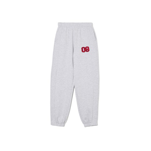 Cropp - Jasnoszare dresowe joggery z naszywką - jasny szary Cropp XL Cropp