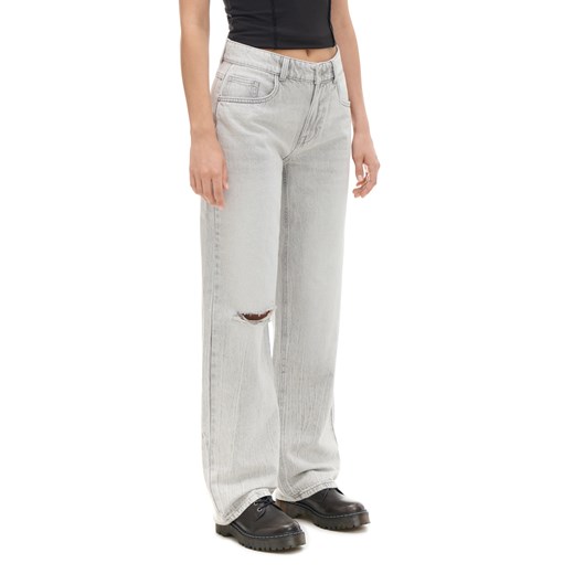 Cropp - Szare jeansy straight - jasny szary ze sklepu Cropp w kategorii Jeansy damskie - zdjęcie 174772879