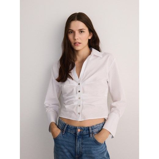 Reserved - Krótka bawełniana koszula z drapowaniem - biały - id: 9549H-00X - marki Reserved - 174773338 Reserved - Krótka bawełniana koszula z drapowaniem - biały ze sklepu Reserved w kategorii Koszule damskie - zdjęcie 174773338