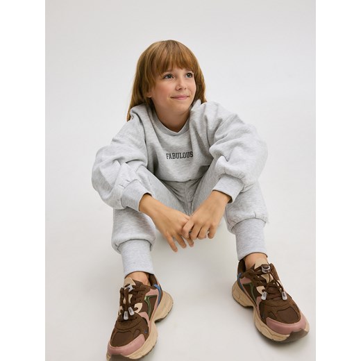 Reserved - Bluza dresowa z haftem - jasnoszary Reserved 164 (13 lat) Reserved