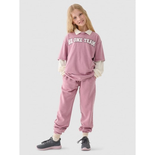 Dziewczęcy t-shirt z nadrukiem 4F 4FJRAW24TTSHF2123 - różowy ze sklepu Sportstylestory.com w kategorii Bluzki dziewczęce - zdjęcie 174832798