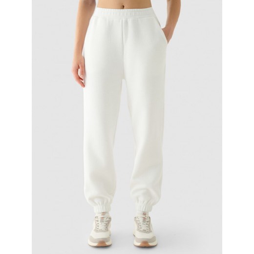 Damskie spodnie dresowe joggery 4F 4FRAW24TTROF1153 - białe ze sklepu Sportstylestory.com w kategorii Spodnie damskie - zdjęcie 174868189