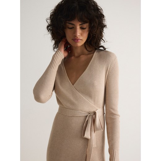 Sukienka beżowa Reserved midi z wiskozy z dekoltem w serek z długim rękawem kopertowa 