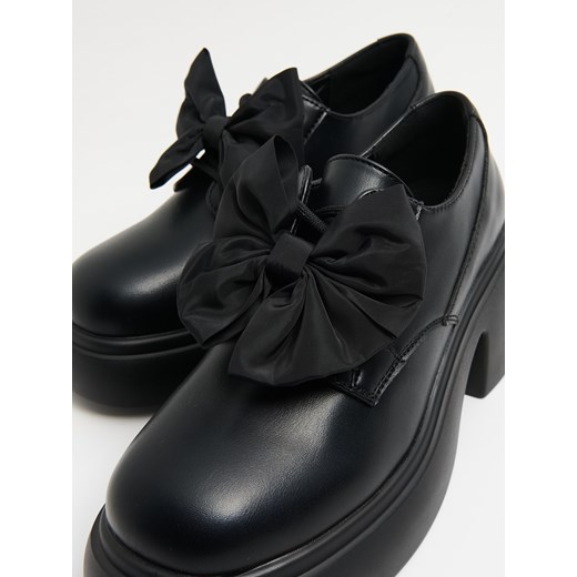 Cropp - Loafersy z kokardami - czarny Cropp 40 Cropp