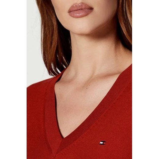 Czerwony sweter damski Tommy Hilfiger z dekoltem w literę v na zimę 