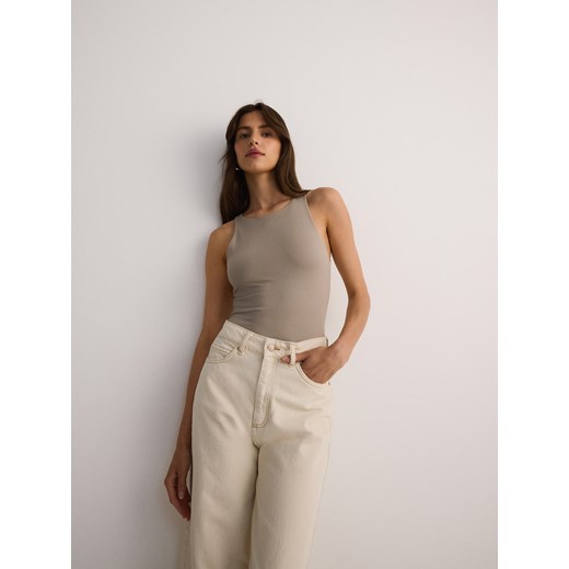 Reserved - Gładkie body slim fit - beżowy Reserved L Reserved