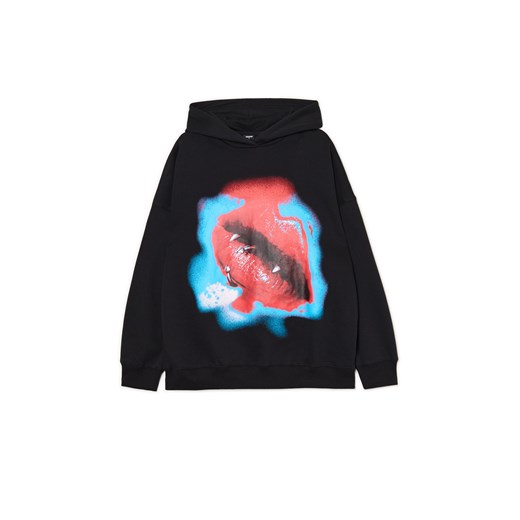 Cropp - Czarna bluza hoodie z nadrukiem - czarny ze sklepu Cropp w kategorii Bluzy damskie - zdjęcie 175173048