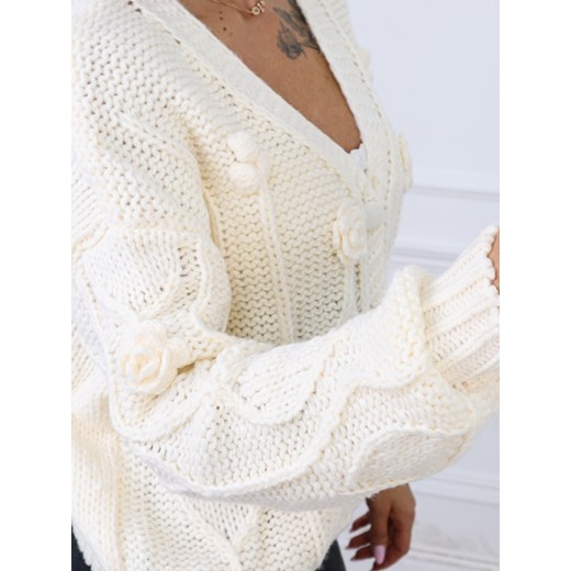SWETER ROZPINANY Z OZDOBYMI NASZYWANYMI KWIATAMI-EKRI Olika uniwersalny olika.com.pl