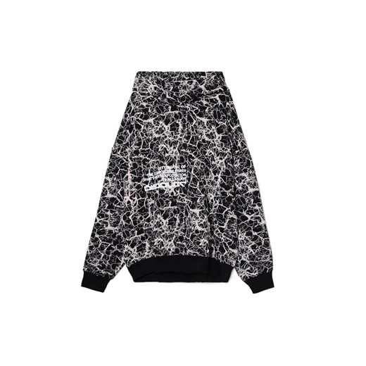 Cropp - Czarna bluza hoodie z nadrukiem all over - czarny ze sklepu Cropp w kategorii Bluzy męskie - zdjęcie 175191358