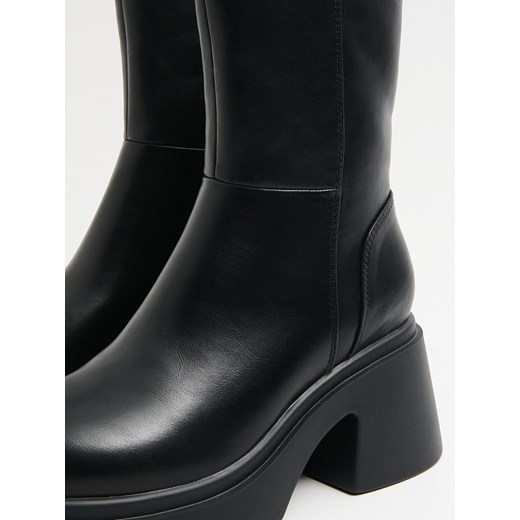 Cropp - Botki z imitacji skóry na słupku - czarny Cropp 40 Cropp