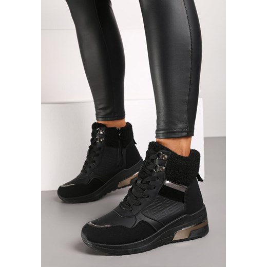 Czarne Sneakersy na Koturnie Zdobione Metalicznymi Wstawkami i Futerkiem Omedia ze sklepu born2be.pl w kategorii Buty sportowe damskie - zdjęcie 175203895
