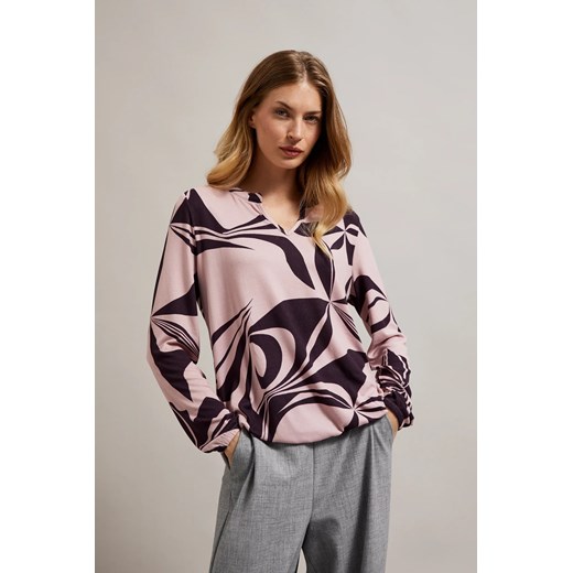 Sweter z geometrycznym wzorem różowy ze sklepu Moodo.pl w kategorii Swetry damskie - zdjęcie 175243766