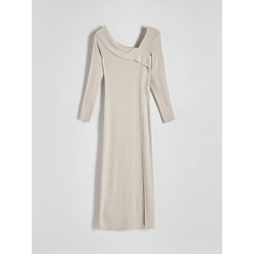 Reserved - Dzianinowa sukienka z asymetrycznym dekoltem - beżowy ze sklepu Reserved w kategorii Sukienki - zdjęcie 175261659