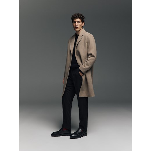 Beżowy płaszcz męski Reserved 