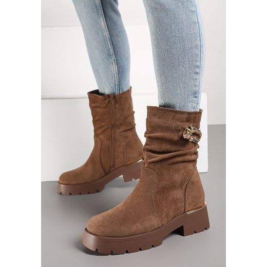 Brązowe Botki z Imitacji Zamszu z Ozdobnie Marszczoną Cholewką i Metalowym Renee 38 okazja renee.pl