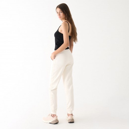 Damskie spodnie dresowe joggery Guess Stacie - białe Guess S Sportstylestory.com