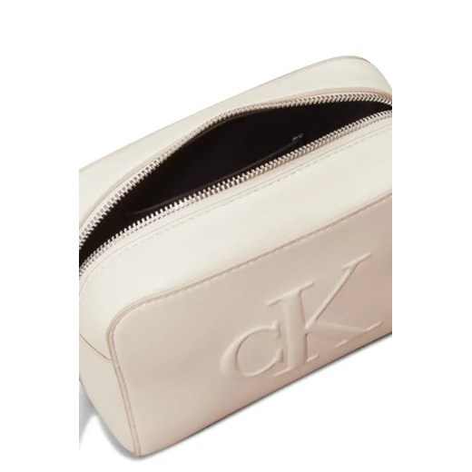 Listonoszka beżowa Calvin Klein na ramię ze skóry ekologicznej średniej wielkości