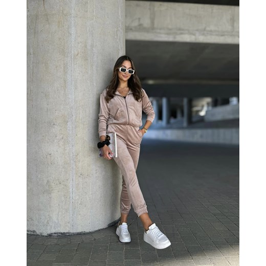 welurowy komplet dresowy taffy z logo by mielczarkowski bluza z kapturem + spodnie - beżowy ze sklepu STYLOWO w kategorii Dresy damskie - zdjęcie 175400929