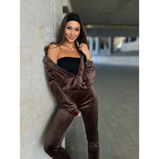 welurowy komplet dresowy taffy z logo by mielczarkowski bluza z kapturem + spodnie - czekoladowy brąz ze sklepu STYLOWO w kategorii Dresy damskie - zdjęcie 175400935