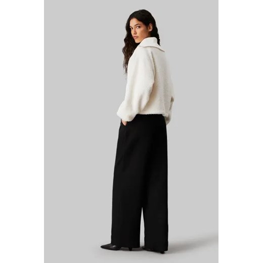 Biały sweter damski Calvin Klein z dekoltem w serek