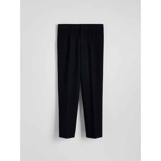 Reserved - Spodnie comfort fit z kantem - granatowy Reserved 36 Reserved