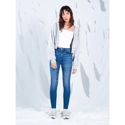 Cropp - Jeansy skinny z kieszeniami - niebieski ze sklepu Cropp w kategorii Jeansy damskie - zdjęcie 175514627