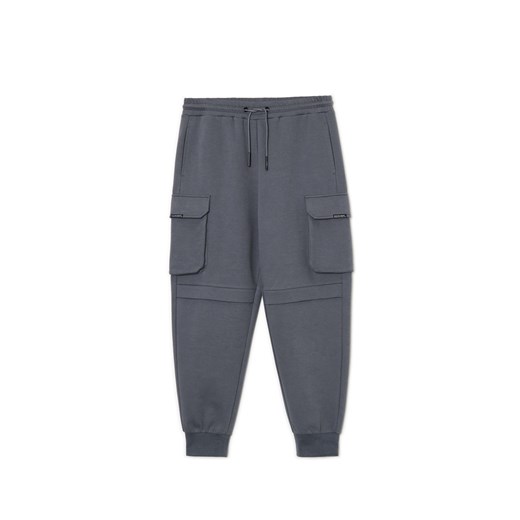 Cropp - Solidne dresowe joggery regular z kieszeniami - szary ze sklepu Cropp w kategorii Spodnie męskie - zdjęcie 175533499
