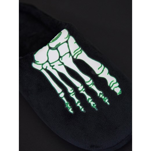 Sinsay - Kapcie świecące w ciemnościach - czarny Sinsay 36/37 Sinsay