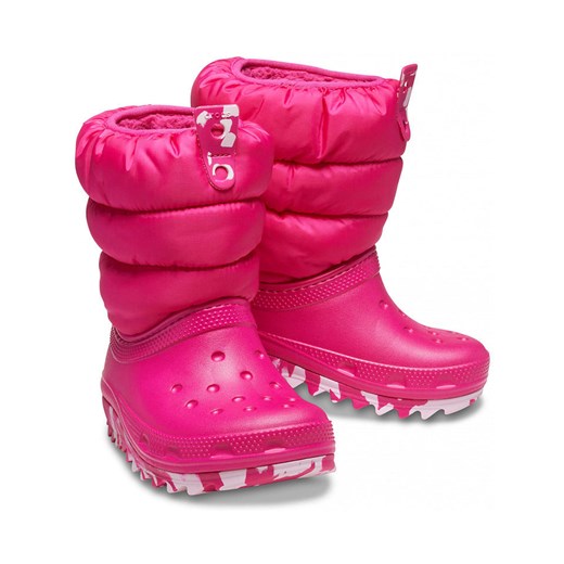 Crocs Kozaki zimowe &quot;Classic Neo Puff&quot; w kolorze różowym ze sklepu Limango Polska w kategorii Buty zimowe dziecięce - zdjęcie 175652915