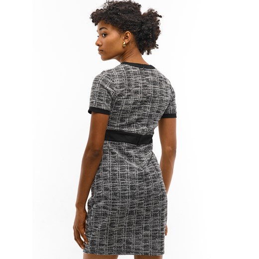 Sukienka Gate szara z okrągłym dekoltem z krótkim rękawem mini w kratkę casualowa 