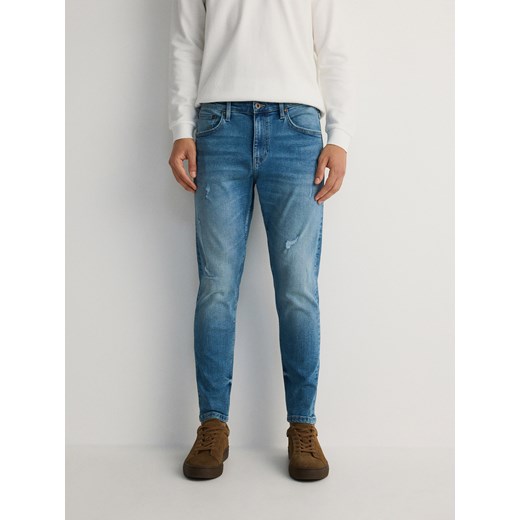 Reserved - Jeansy carrot slim z przetarciami - niebieski Reserved 34 Reserved